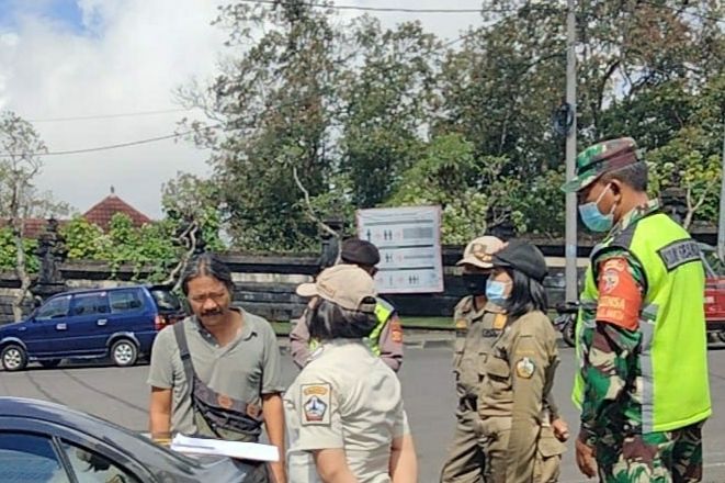 podiumnews.com-Satgas Covid-19 Bangli Displinkan Pengunjung di Tempat Wisata